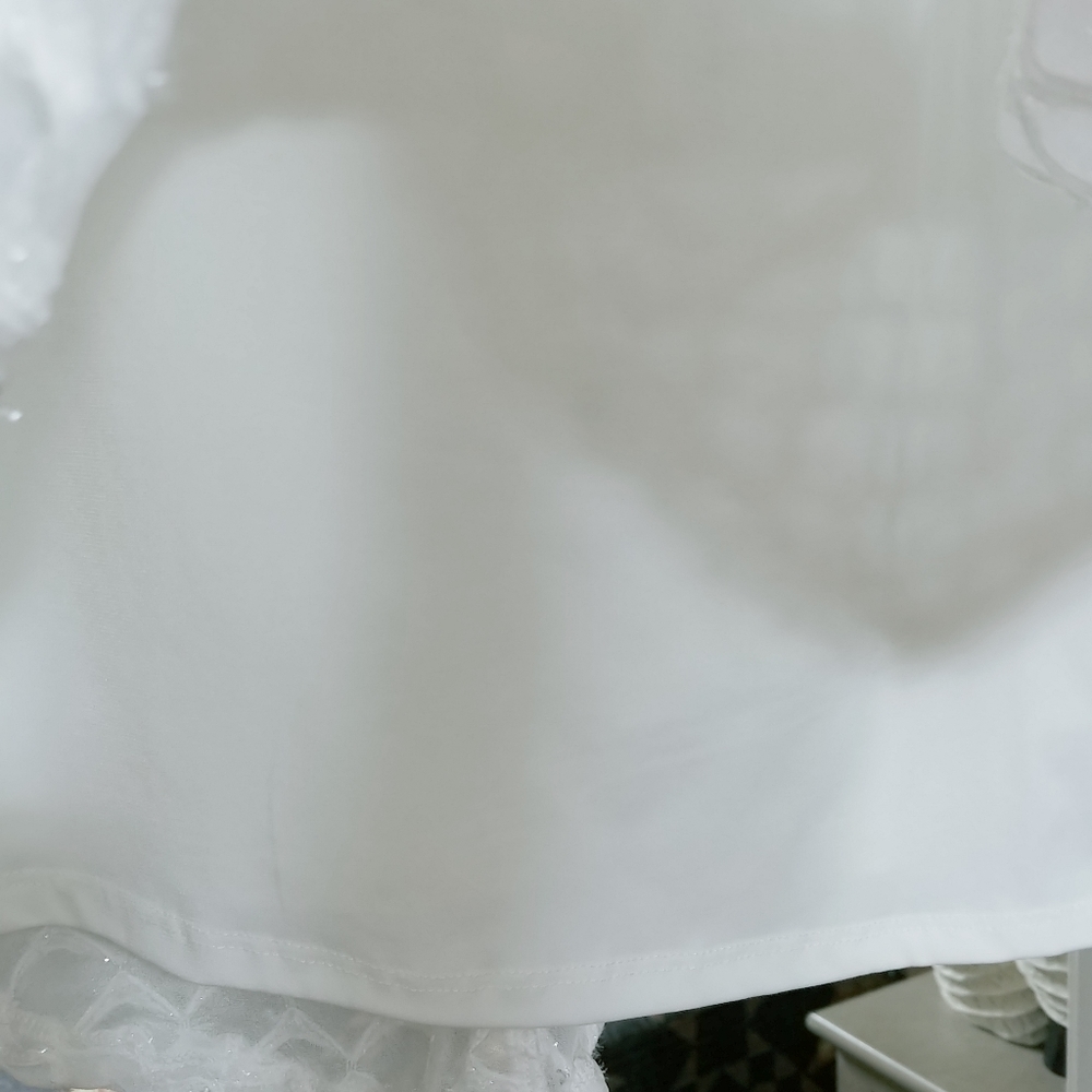 Beautiful white dressy top lining under - Picture 4 of 6